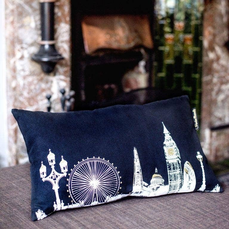e8747805b27189eb409101ce7193a8d2f194ff28b014afae33e5b1ce2a715d9a.jpg London Pillow Cover